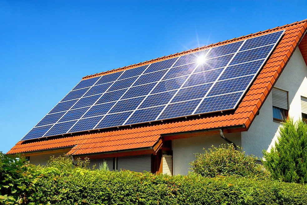 Placas solares instaladas em telhado de casa residencial em Campinas